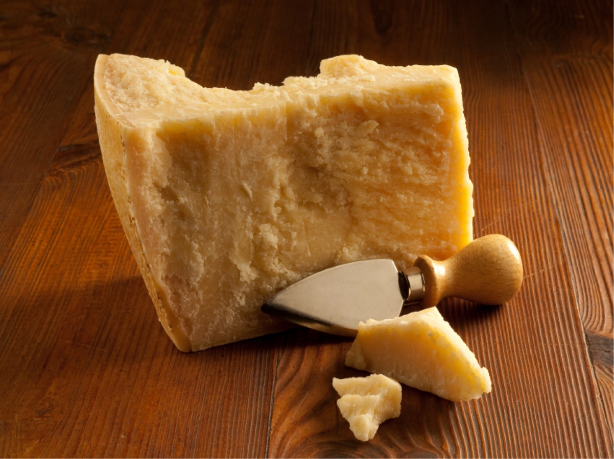 Пармезан что это. Сыр пармезан. Пармиджано Реджано. Сыр Пармиджано Реджано. Сыр пармезан сыр пармезан.