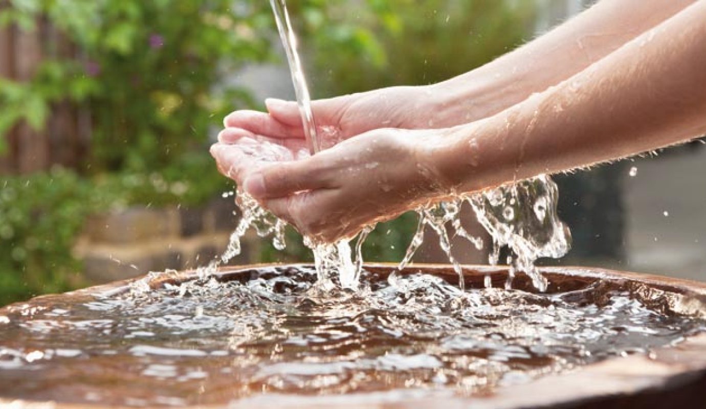 Мытье произойдет. Струя воды руки. Руки под струей воды. Умываться водой. Умыться родниковой водой.
